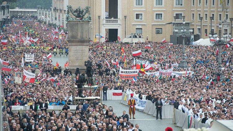 Dviejų popiežių kanonizacijos dalyviai 2014 m. balandžio 27 d. 