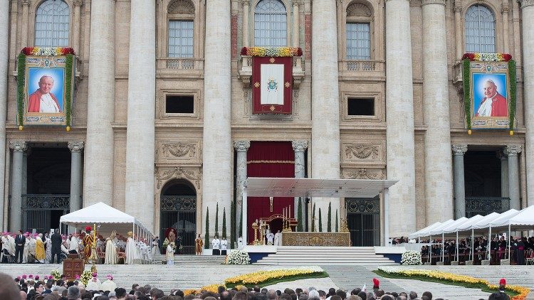 Repertoriu: Ceremonie de canonizare în fața bazilicii San Pietro