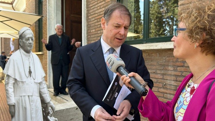 Marconi's grandson, Guglielmo Marconi speaking to Vatican Radio's Stefanie Stahlhofen