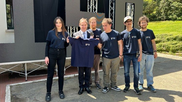 Amateurfunker mit Guglielmo Giovanelli Marconi vor dem Radio Vatikan Radio Museum