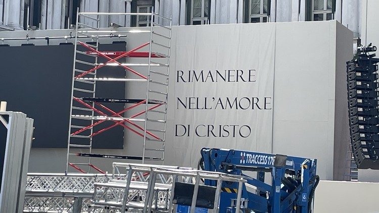 L'allestimento del palco per la Messa del Papa
