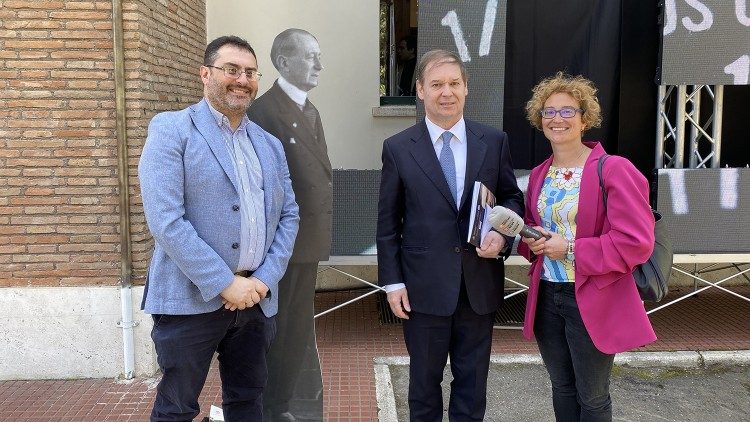 Guglielmo Giovanelli Marconi, Neffe von Guglielmo Marconi (Mitte) mit Mario Galgano und Stefanie Stahlhofen von Radio Vatikan vor dem Radio-Museum im Hintergrund ein Papp-Aufsteller von Guglielmo Marconi