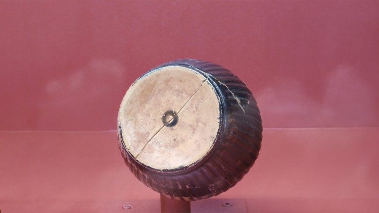 Fondo della coppetta a vernice nera appartenuta a Fidia, con la sua firma