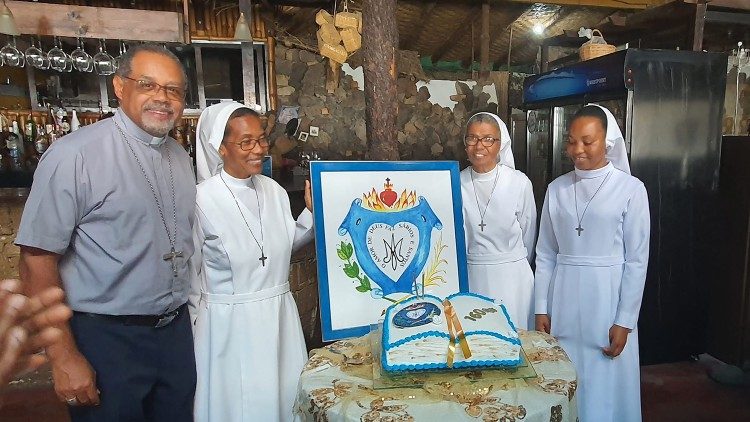 Dom Ildo Fortes com as festejadas