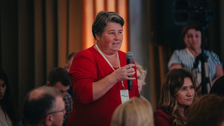 Natalia durante encontro com pessoas que compartilham a mesma dor