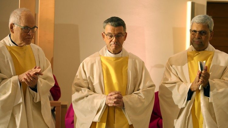 Archivbild 2024: Bischofsweihe in Rottenburg. Von links: Martin Stöffelmaier, Bischof Dr. Klaus Krämer und Prof. P. Dr. George Augustin SAC. Bild: Diözese Rottenburg-Stuttgart / Constanze Stark