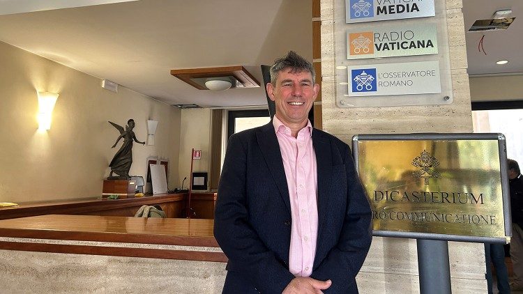 Der Generalsekretär des Welt-Caritas-Verbands, Alistair Dutton, bei Radio Vatikan/Vatican News