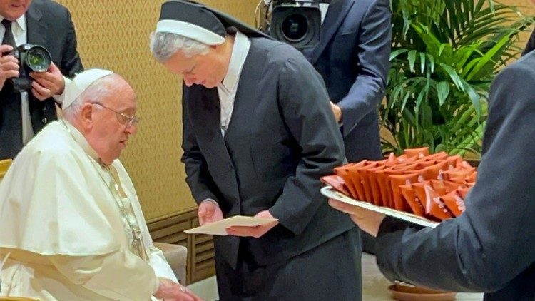 Papa Francesco riceve il dono spirituale dalla Superiora Generale delle Suore della Sacra Famiglia di Nazareth
