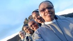 Irmã Rosa Rocha (em primeiro plano) com outras irmãs orionitas