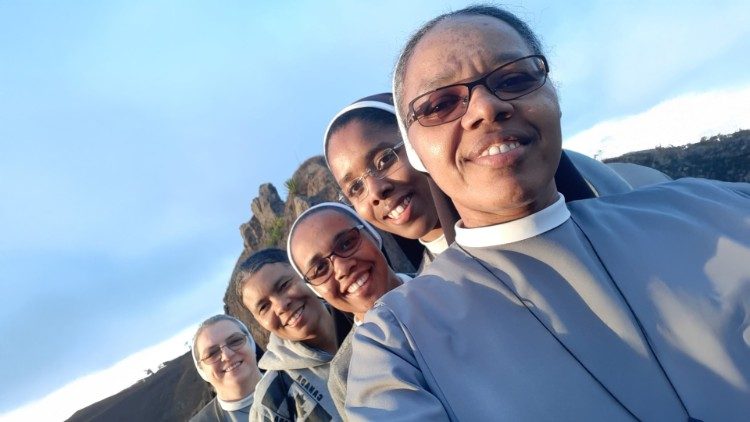 Irmã Rosa Rocha (em primeiro plano) com outras irmãs orionitas