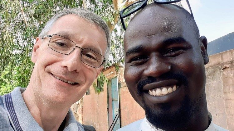 À gauche, le prêtre missionnaire Alessandro Bedin.