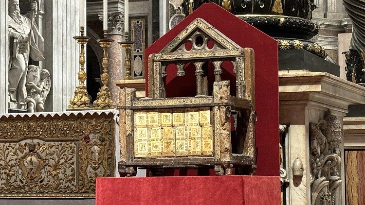 Katedra św. Piotra przechowywana w bazylice watykańskiej