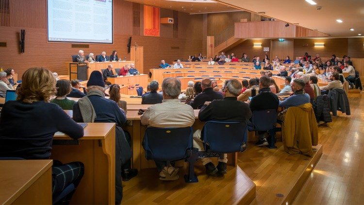Des participants à la conversation sur la réconciliation organisée par le Service jésuite pour les réfugiés (JRS), à la Curie Généralice des Jésuites, jeudi 12 décembre 2024.