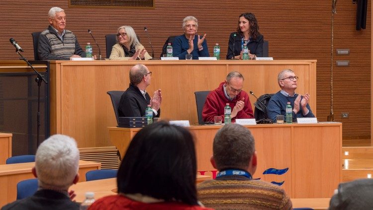 Des participants à la conversation sur la réconciliation organisée par le Service jésuite pour les réfugiés (JRS), à la Curie Généralice des Jésuites jeudi 12 décembre 2024.