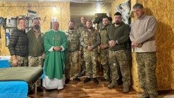 Bp Jan Sobiło z żołnierzami na linii frontu (Fot. Bp Jan Sobiło, archiwum prywatne)