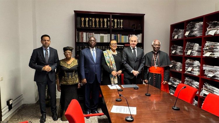 I membri del comitato del Premio Zayed 2025 (da sinistra): Mohamed Abdelsalam, Ngozi Okonjo-Iweala, Macky Sall, Patricia Scotland, José Luis Rodríguez Zapatero, e il cardinale Peter Turkson 