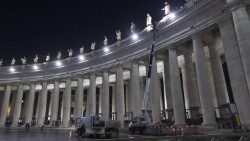 Trabalho da ACEA na colunata da Praça de São Pedro (Vatican Media)