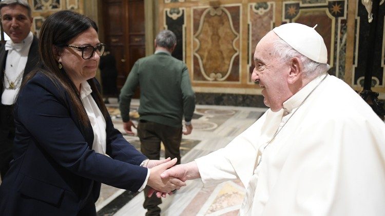 Giorgia stringe la mano a Papa Francesco