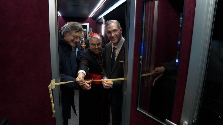 Corte da fita da nova van de transmissão móvel