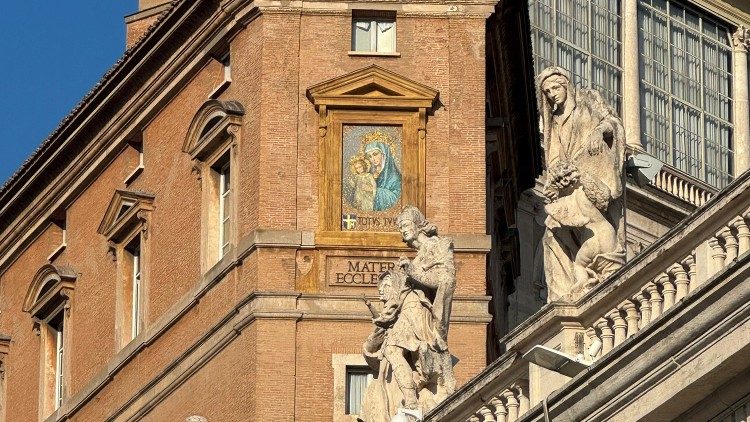 Wizerunek Matki Kościoła na fasadzie Pałacu Apostolskiego