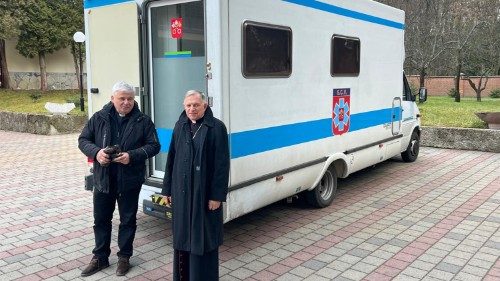 Krajewski in Ucraina con il camper medico di Papa Francesco