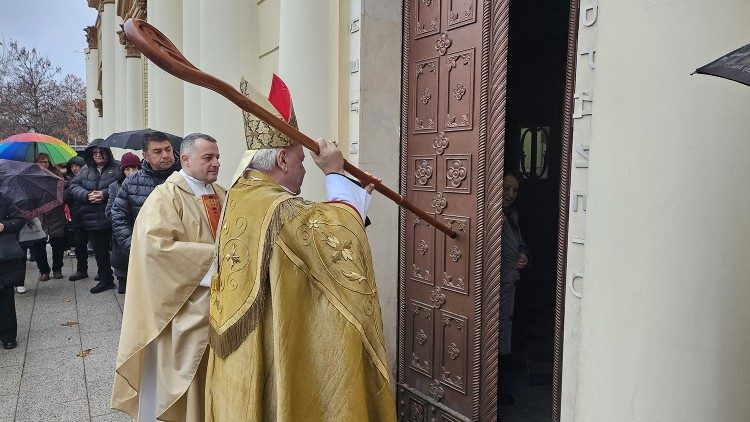 Монсеньор Йовчев отвори Светата врата в катедралата "Свети Лудвик" в Пловдив