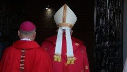 Popiežius Pranciškus atidaro Šventąsias duris Romos kalėjimo bažnyčioje (2024 gruodžio 26 d.)