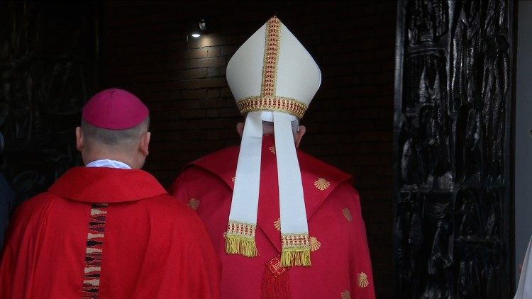 Popiežius Pranciškus atidaro Šventąsias duris Romos kalėjimo bažnyčioje (2024 gruodžio 26 d.)