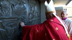 Папата пред Светата врата в затвора Ребибия