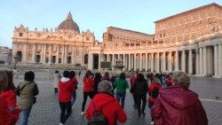 Паломники на площі Святого Петра у Ватикані