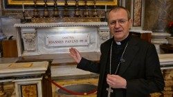 Abp Tadeusz Wojda SAC przy grobie św. Jana Pawła II 