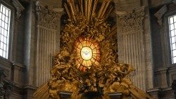 Colombe de l'Esprit Saint en la basilique Saint-Pierre. 