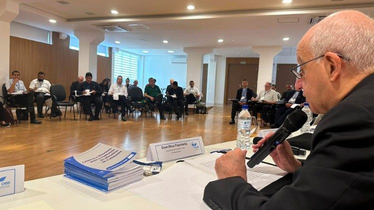 En Brasilia monseñor Fisichella participa en el encuentro de Responsables de la catequesis de Brasil.