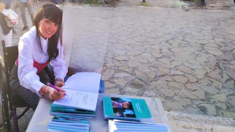 Claudia firme le copie del suo libro