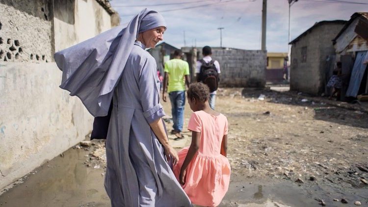 Rehoľná sestra Paësie, ktorá pomáha deťom v chudobných štvrtich na Haiti