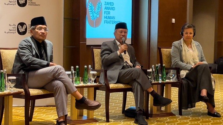 I due delegati delle più grandi organizzazioni islamiche indonesiane alla conferenza stampa di annuncio dei vincitori del Premio Zayed 2024. A sinistra quello della Nahdlatul Ulama, al centro quello della Muhammadiyah
