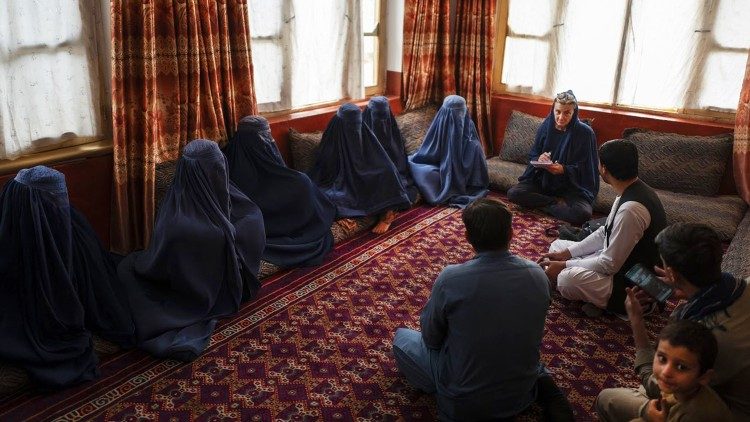 Susanna Fioretti, presidente di Nove Caring Humans, a colloquio con alcune donne coltivatrici