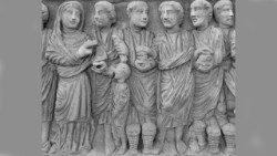 Early fourth-century frieze sarcophagus with full sized standing portrait of female deceased with a codex and speech gesture with biblical scenes. (Photo by author at Vatican Pio Cristiano Museum. All rights reserved.)
