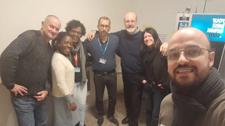 A Irmã Rosa com a equipa da Seção Brasileira da Rádio Vaticano