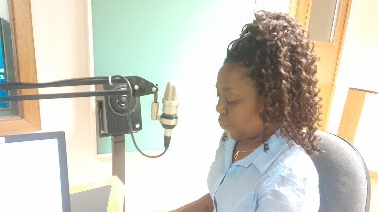 Irmã Rosa num dos estúdios da Rádio Vaticano