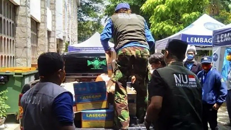 Distribuzione di aiuti coordinata tra le organizzazioni islamiche e quelle cristiane in Indonesia