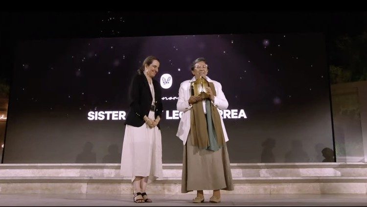 La premiazione di suor Nelly Leon Correa