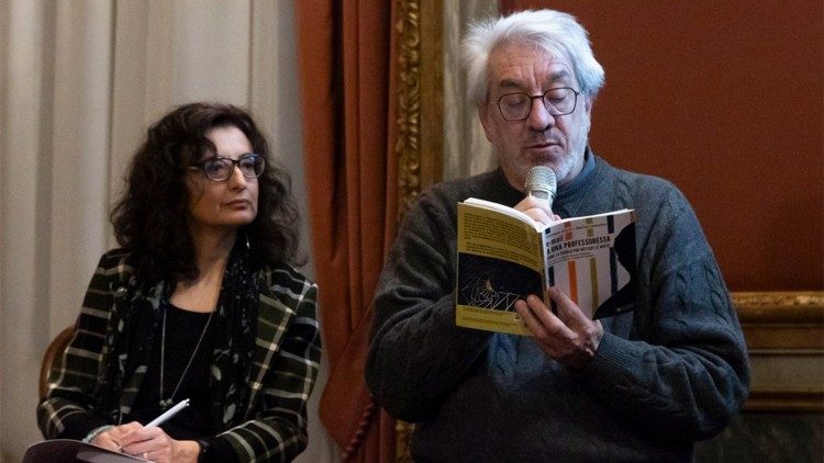 Un momento della presentazione del libro "E-mail a una professoressa" con gli autori