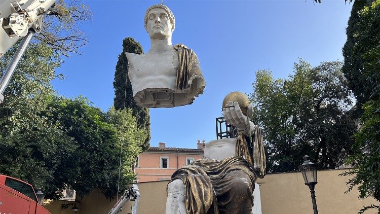 Völlig losgelöst: Fragmente einer Kolossalstatue von Kaiser Konstantin