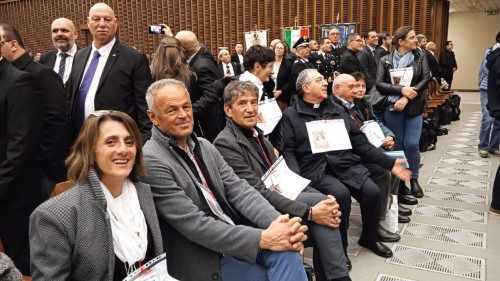 L’abbraccio del Papa ai parenti della religiosa che gli salvò la vita