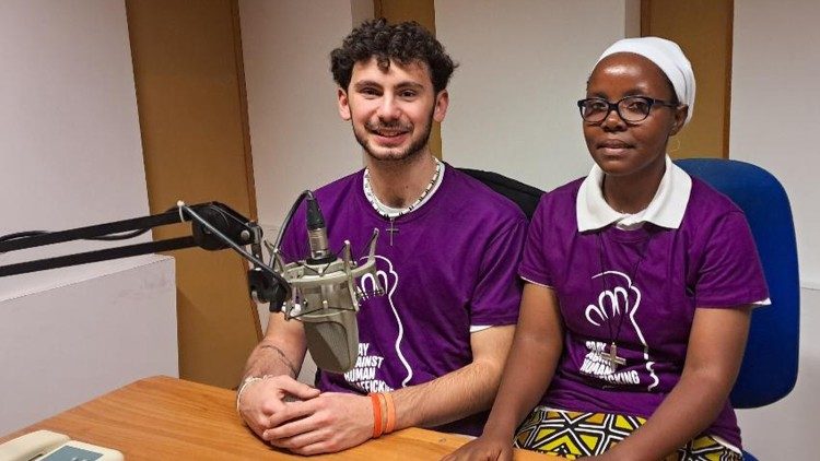 Samuele Paolucci et sœur Xavérine Munkansinga, deux participants à la semaine de mobilisation et de prière contre la traite des personnes organisée à Rome par Talitha Kum, du 2 au 8 février 2024