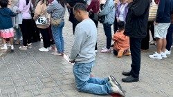 Katholiken auf dem Gelände der katholischen Kirche in Abu Dhabi