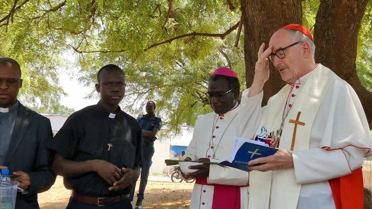 Czerny durante la ceremonia de bendición del barco en Juba