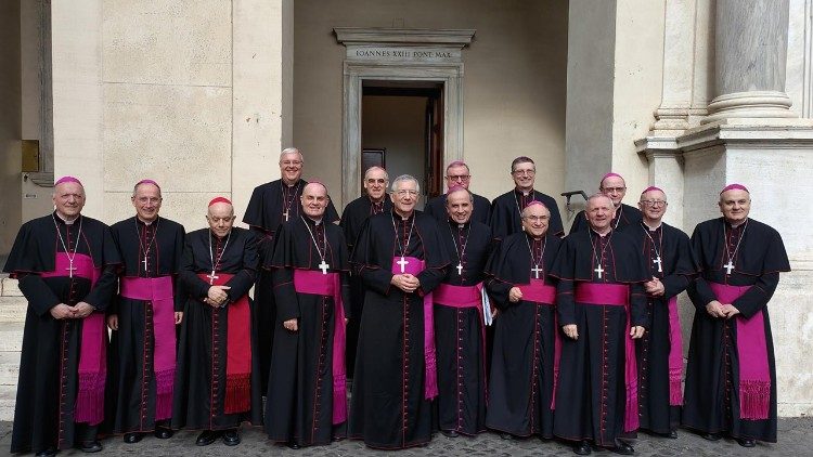 I vescovi del Triveneto nel Cortile di san Damaso, dopo l'udienza con Papa Francesco. Il patriarca Moraglia è davanti al centro. A destra il vescovo di Verona Domenico Pompili