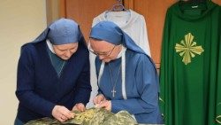 Schwestern bereiten Stolen aus Tarnstoff vor
